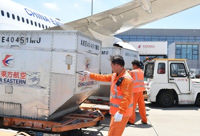 烈日下的堅(jiān)守 東航裝卸員的汗水與旅客的溫情